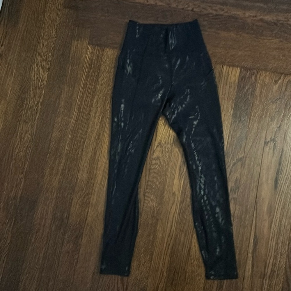 Fabletics Shiny Leopard Black Leggings with pockets XXS